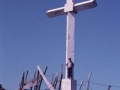 Unai San Martin en la base de la cruz del monte Pagoeta
