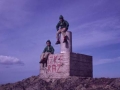Unai eta Oier San Martin mendi tontor bateko monumentuan