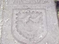 Escudo de los Ursúa en una lápida de la iglesia parroquial de Arizkun