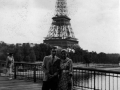 Luis Etxeberria, Juan San Martinen lagun, emakume batekin Eiffel Dorre inguruan