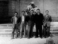 Amigos de Juan San Martin frente al Monumento a los Caídos en la Guerra, en Hendaya