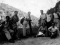 Juan San Martin junto a unos compañeros montañeros en el camino de Araotz