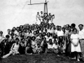 Juan San Martin junto a un grupo de montañeros en la cumbre de Intxorta