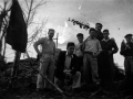 Juan San Martin junto a unos compañeros en la cruz del monte Urko