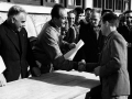 Juan San Martin recibiendo un diploma del Club Deportivo Eibar en Usartza