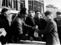 Juan San Martin recibiendo un diploma del Club Deportivo Eibar en Usartza