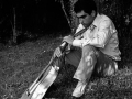 Xabier Lete eskuetan gitarra bat duela