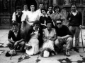 Mari Paz Ibeas lagun talde batekin Oñatiko Unibertsitate aurrean