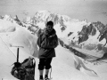 Besga mendizalea Alpeetan atzekaldean Mont Blanc gailurra duelarik