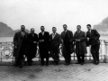 Juan San Martin junto a sus compañeros de la Asociación Artística de Eibar en los jardines de Alderdi-Eder