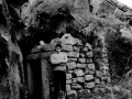 Unai San Martin harpe bateko eraikuntza aztarnen ondoan, Jaizkibel mendian