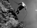 Hombre rappelando por la peña de Egoarbitza