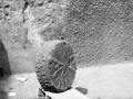 Estela discoidal de piedra arenisca de Segura, con ornamentación por ambas caras y en el canto