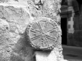 Estela discoidal de piedra arenisca de Segura, con ornamentación por ambas caras y en el canto