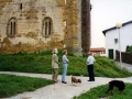 Juan San Martin, Mari Paz Ibeas eta Gisela Askizuko San Martin elizaren atzekaldean