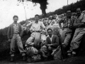 Juan San Martin, junto a cuatro amigos, en la fuente de Arpoto, en el monte Karakate