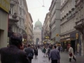 Vienako kale bat atzean Hofburg Jauregi Inperialeko kupula ikusten dela