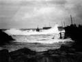 Olas rompiendo en el malecón de Zumaia