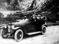 Ignacio Zuloaga, kopilotu, eta José Ortega y Gasset, atzean ezkerrean, garaiko ibilgailu batean