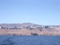 Udalerri baten ikuspegi panoramikoa itsasuntzi batetik