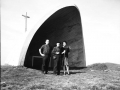 Juan San Martin junto a su mujer Mari Paz Ibeas e Indalecio Ojanguren delante de la ermita en el monte Agiña