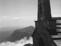 Aizkorri. Santo Kristo ermita, Aratz mendia atzean duelarik