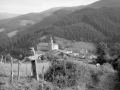 "Angiozar. Iglesia parroquial vista desde la calzada que se dirige a Elizamendi"