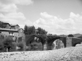 "Burgui (Valle de Roncal). Vista parcial con el puente"