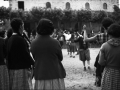 Grupo de gente bailando frente a la iglesia de San Miguel