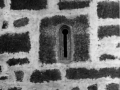 "Hermua (Álava). Ventana ojo cerradura prerrománica, del templo"