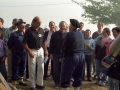 Jose Antonio Ardanza y Eli Galdos conversan con un carbonero ante un grupo de personas. Entre ellas, Bingen Zupiria