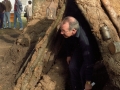Jose Antonio Ardanza saliendo de una cabaña