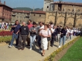 Grupo de personas en el Kilometroak. Detrás la iglesia parroquial de San Miguel