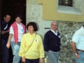 Grupo de personas saliendo de un edificio, entre ellas, Imanol Murua