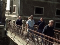 Personas cruzando por un puente. Detrás de ellos se encuentra Imanol Murua