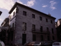 Casa con escudo