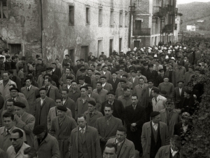 CORTEJO FUNEBRE POR LAS CALLES DE LA LOCALIDAD DE ASTIGARRAGA. (Foto 1/9)