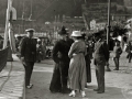 LA REINA MARIA CRISTINA Y OTROS MIEMBROS DE LA FAMILIA REAL EN EL MUELLE DE SAN SEBASTIAN. (Foto 1/2)