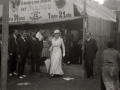 LA REINA VICTORIA EUGENIA EN UNAS FERIAS. (Foto 1/2)