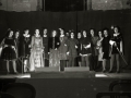 LAS ALUMNAS DEL 6º CURSO DEL INSTITUTO PEÑAFLORIDA EN LA ESCENIFICACION DE "ROMEO Y JULIETA" EN EL PARANINFO. (Foto 4/4)