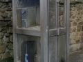 Destrozos en una cabina de teléfonos