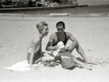 LOS ACTORES LUCHI SOTO Y LUIS PEÑA EN LA PLAYA DE ONDARRETA. (Foto 3/4)