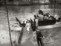LOS REYES DE ESPAÑA, ALFONSO XIII Y VICTORIA EUGENIA, ACOMPAÑADOS DE SUS HIJAS Y EL INFANTE DON JUAN EN EL MUELLE DONOSTIARRA JUNTO AL CLUB NAUTICO. (Foto 2/2)