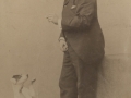 Ludwig Elon txakur batekin jolasten