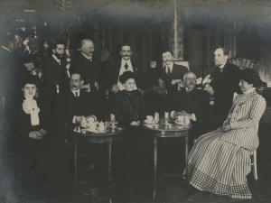 Joakin Elosegi eta Baldomera Olarrega, besteak beste, tea hartzen