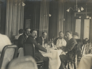 Jatetxean otordua egiten