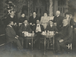 Joakin Elosegi eta Baldomera Olarrega, besteak beste, tea hartzen