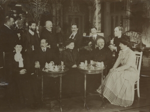 Joakin Elosegi eta Baldomera Olarrega, besteak beste, tea hartzen