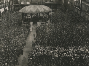 Herritarrak herriko plazan bildurik