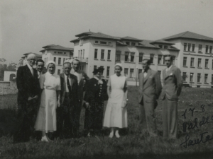 Polikarpo Elosegi eta Maria Irazusta Valdecilla ospitale aurrean